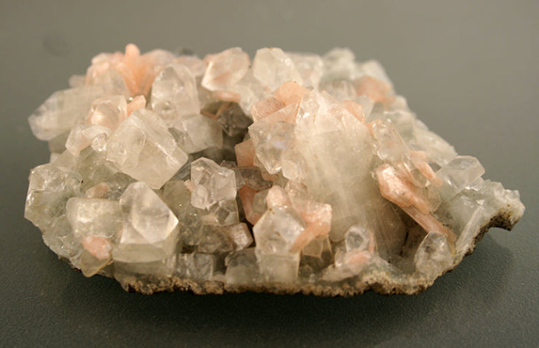 Apophyllite with stilbite, side3-grey background