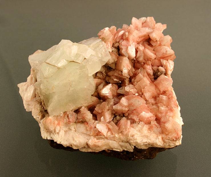 Apophyllite on pink Heulandite crystals front