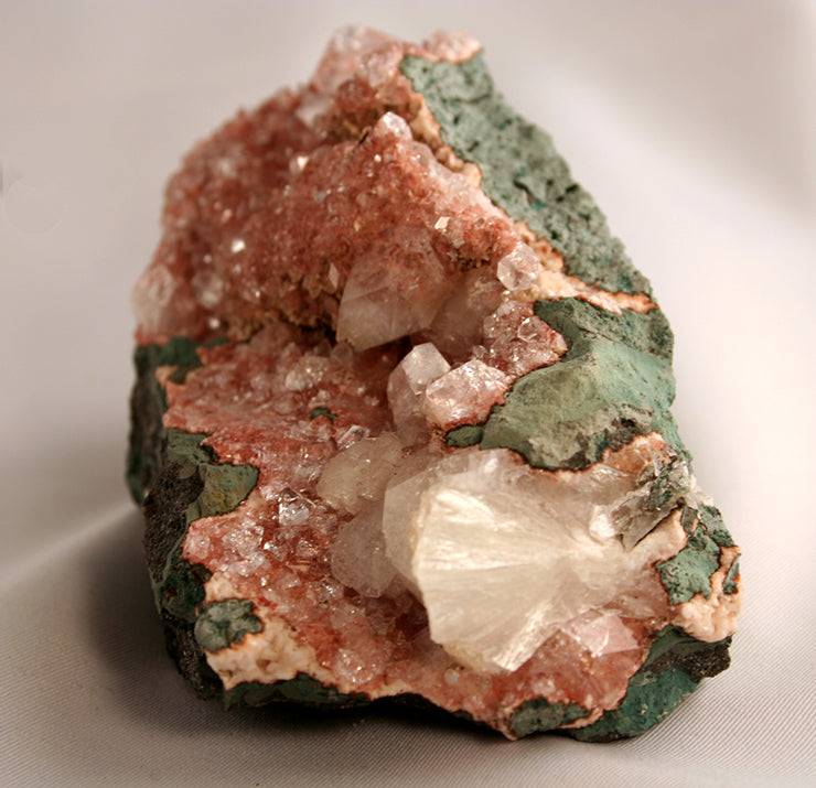 10294_Heulandite with stilbite - showing large stilbite crystal