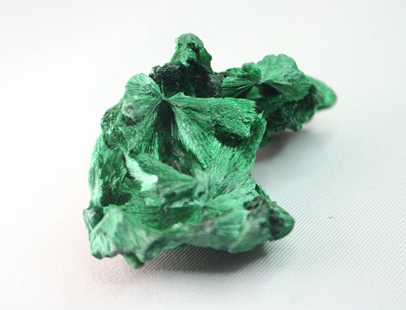 10377 fibrous malachite closeup showing crystal formation, side view