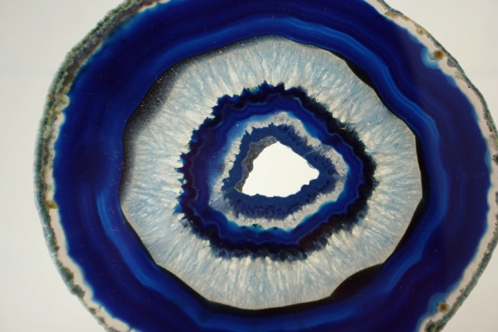 closeup of agate slab showing center crystal and agate banding