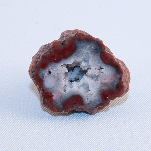 10220 Puma agate front with quartz formations in hollow center