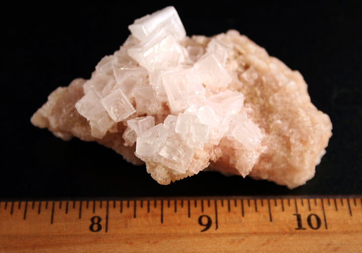 10159_Halite on burkeite - pink crystals- index