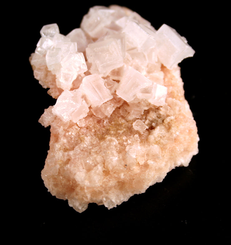 10159_Halite on burkeite - pink crystals-side view