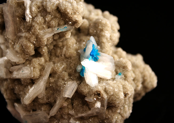 10299_Pentagonite and Stilbite with Mordenite-closeup on crystals
